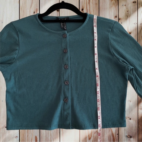 Publik Cropped Long Sleeve Button up. Size M - Picture 4 of 5